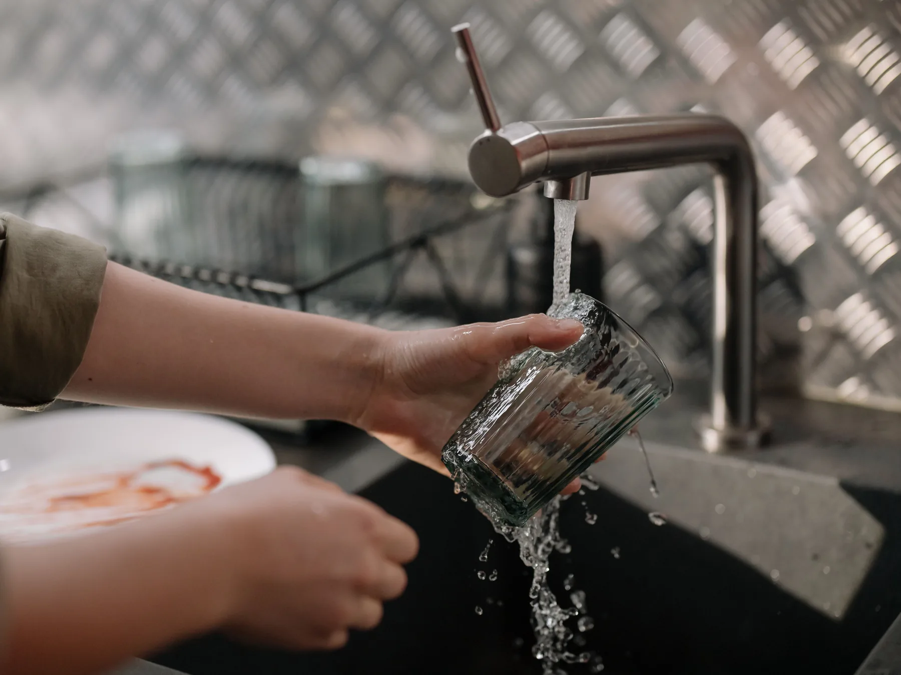 Running clean tap water in a kitchen